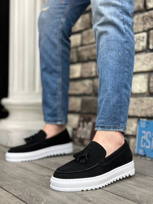 haussures homme sans lacets en daim noir, à semelle haute blanche, avec pampilles