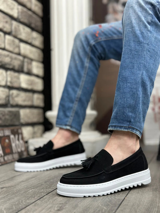 haussures homme sans lacets en daim noir, à semelle haute blanche, avec pampilles